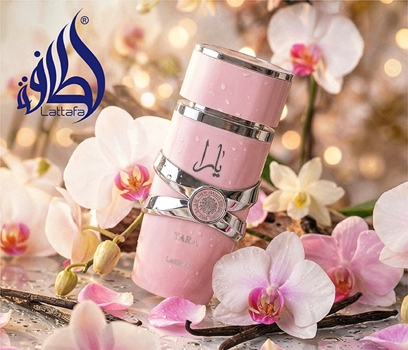 LATTAFA Yara banner 595x510.png Lattafa Yara női parfüm rózsaszín üvegben, orchideák és fénylő dekorációk között.